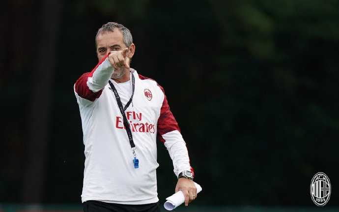 前锋皮亚特克在射门练习中绷紧身体，凌空抽射，皮球如流星般直挂球门死角，仿佛要击碎上赛季的进球荒阴霾