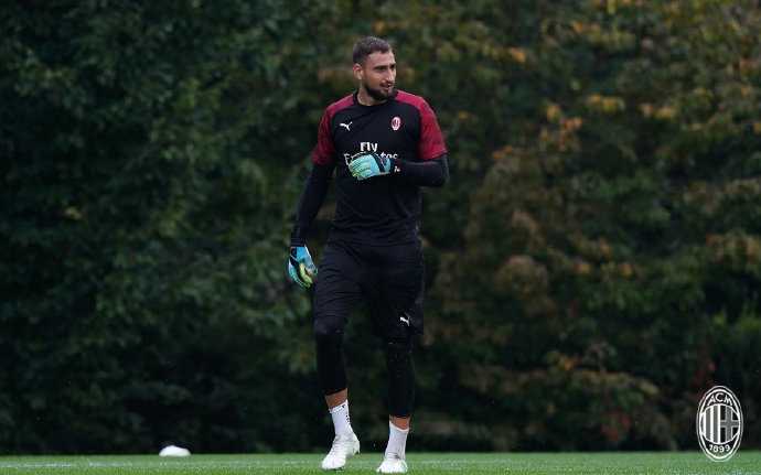 中场大脑比格利亚在训练赛中闲庭信步，送出一记撕破防线的直塞，恰尔汗奥卢心领神会高速插上