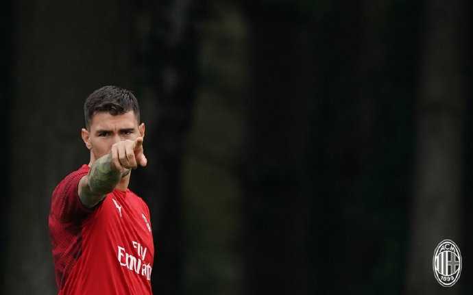 米兰内洛的晨光中，红黑将士们正在进行高强度传接球练习，每个人的眼神都像即将出膛的炮弹般专注