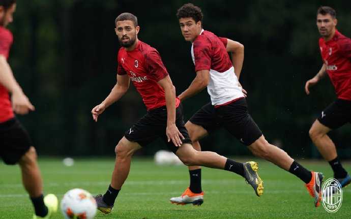 训练结束后，助理教练拉着被红牌停赛的卡拉布里亚加练，球员汗水湿透衣背，目光中满是对德比战的渴望与不甘