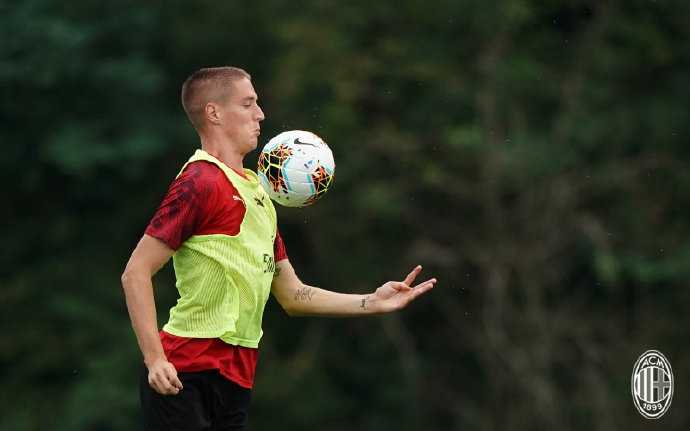 夕阳余晖洒在圣西罗球场的看台上，一名小球迷举起围巾，仿佛在等待他的英雄们创造新的历史