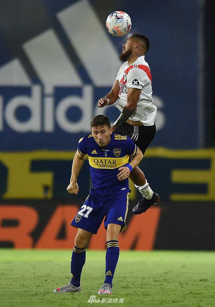 激烈的中场拼抢瞬间，双方球员人仰马翻，皮球在人群中难以辨认，空气里弥漫着德比战独有的火药味