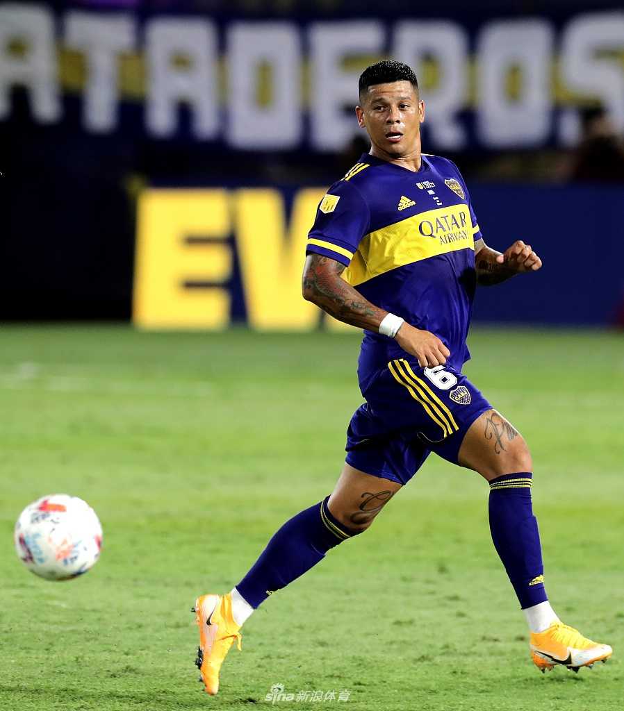 博卡青年球员进球后忘情滑跪，他紧握双拳怒吼，身边的队友们飞奔而来，疯狂庆祝这一价值千金的领先