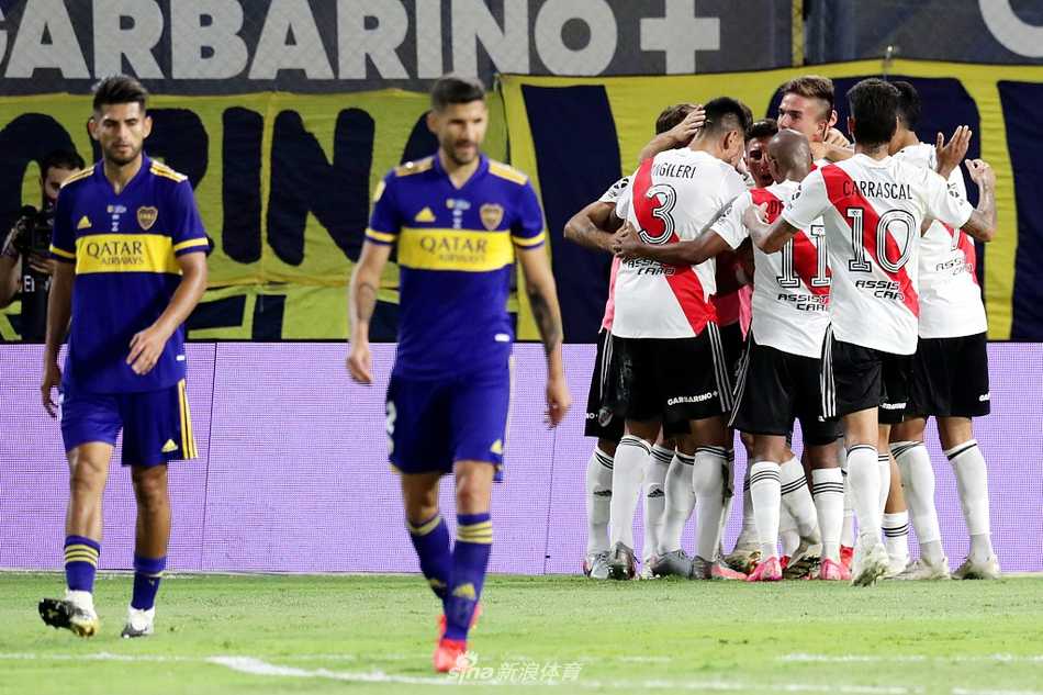 糖果盒球场的蓝黄色看台，球迷们挥舞着旗帜，用震耳欲聋的呐喊将秋夜的微凉彻底点燃