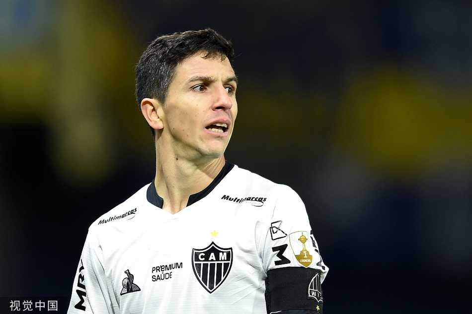 糖果盒球场夜幕降临，博卡青年球员在漫天纸屑中神情专注，正组织起新一轮的攻势，挑战远道而来的米内罗竞技队