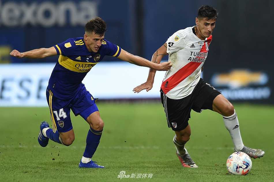 比赛结束后的糖果盒球场，灯光依旧璀璨，看台上的巨幅队旗缓缓落下，仿佛在诉说着这场永不落幕的传奇对决