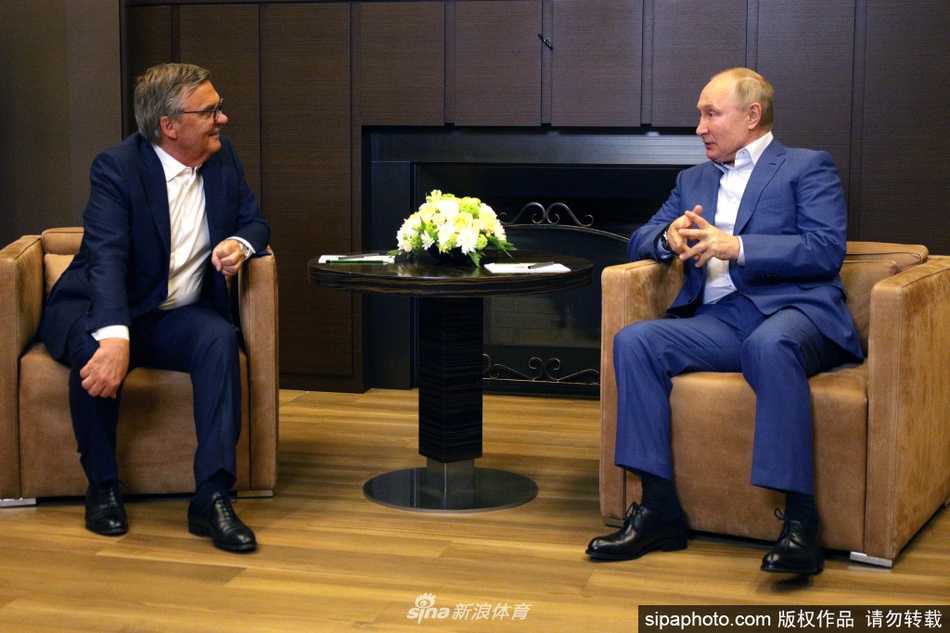 在索契国家山庄的会议室内，普京总统身着正装，正与国际冰球联合会主席法塞尔相对而坐，两人神情专注，普京的手势仿佛正在描绘俄罗斯为迎接世界青年冰球锦标赛所做的宏伟规划。