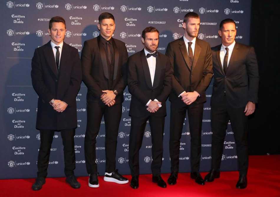 林加德和菲尔琼斯在晚宴上开怀大笑，他们身旁的斯莫林和瓦伦西亚也被这欢乐的气氛感染，众人手中的餐具似乎也成为了传递快乐的工具。