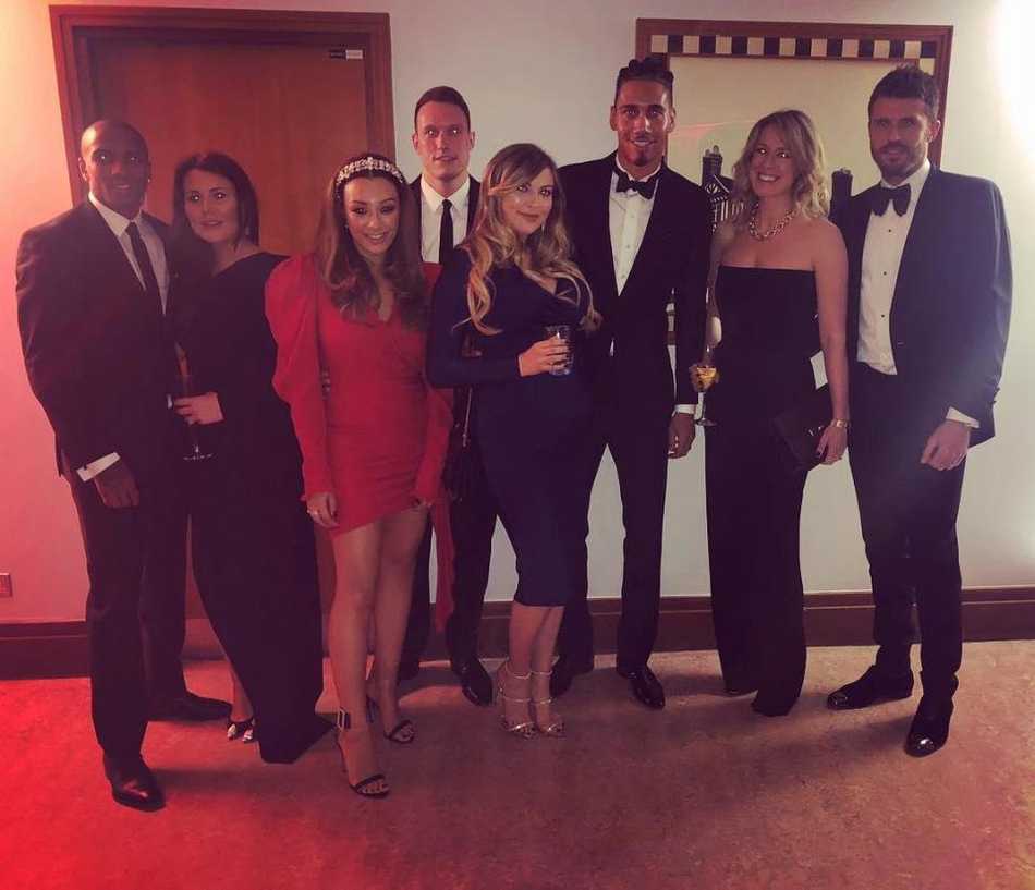 晚宴尾声，索尔斯克亚与曼联全队在舞台背景板前合影留念，众星纷纷竖起大拇指，为联合国儿童基金会的伟大事业点赞，镜头定格了这个充满爱与责任的温暖瞬间。