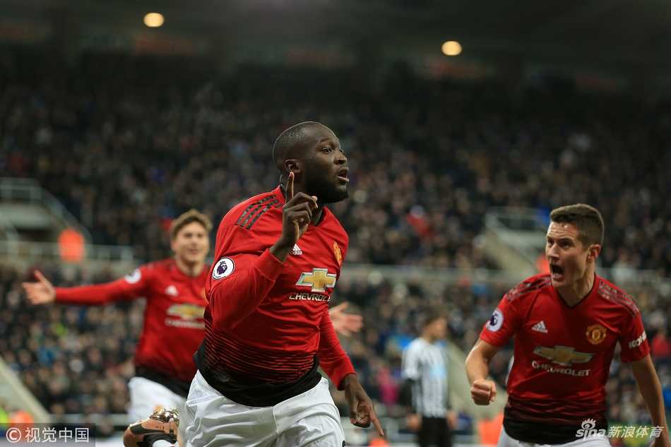 禁区混战中的致命一击，卢卡库如猎豹般敏锐补射，皮球应声入网瞬间点燃曼联替补席激情