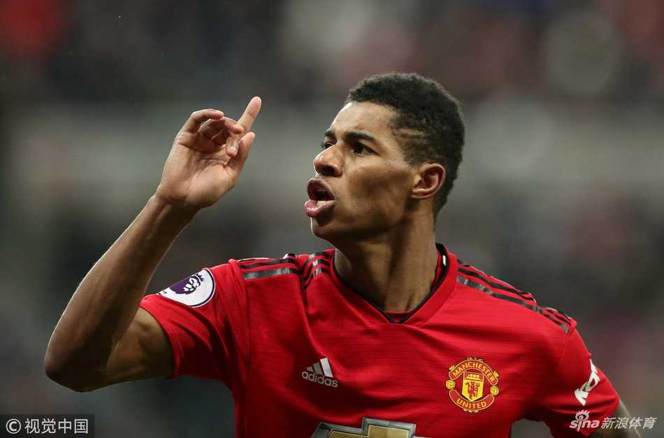 拉什福德推射远角瞬间，眼神坚毅，动作舒展，皮球画出美妙弧线直奔网窝，门将望球兴叹