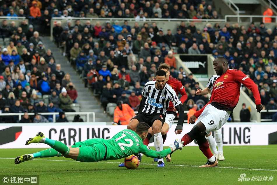 打破僵局的瞬间，拉什福德张开双臂肆意狂奔，脸上写满了释放与狂喜，他将进球功臣紧紧拥抱