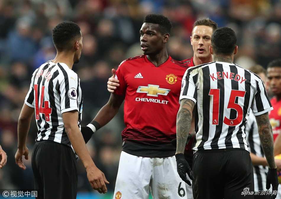 索尔斯克亚在场边单手插兜，面色凝重地注视场内，仿佛在思考着下一步的战术调整