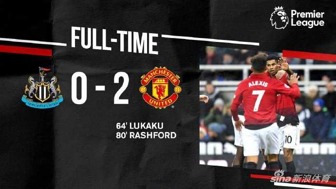 博格巴在边路面对防守球员，做出经典踩单车动作，试图用个人能力撕开对手防线