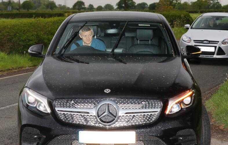 训练场上卢卡库神情专注却难掩落寞，巨大的身躯在阳光下投射出长长的影子，仿佛在诉说着他在梦剧场进退两难的迷茫。