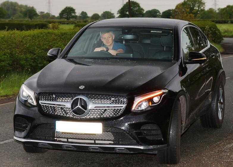 索尔斯克亚在场边双手插兜神情严峻，紧紧盯住远处的卢卡库，娃娃脸下隐藏的坚定决心在此刻显露无遗。