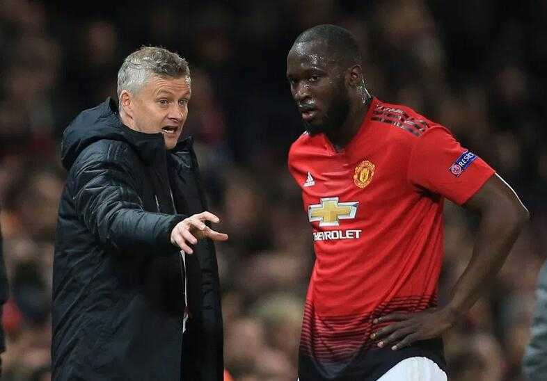 卢卡库在训练中低头带球，巨大的身躯与紧锁的眉头形成了鲜明反差，他与索帅的未来对话牵动着无数曼联球迷的心。