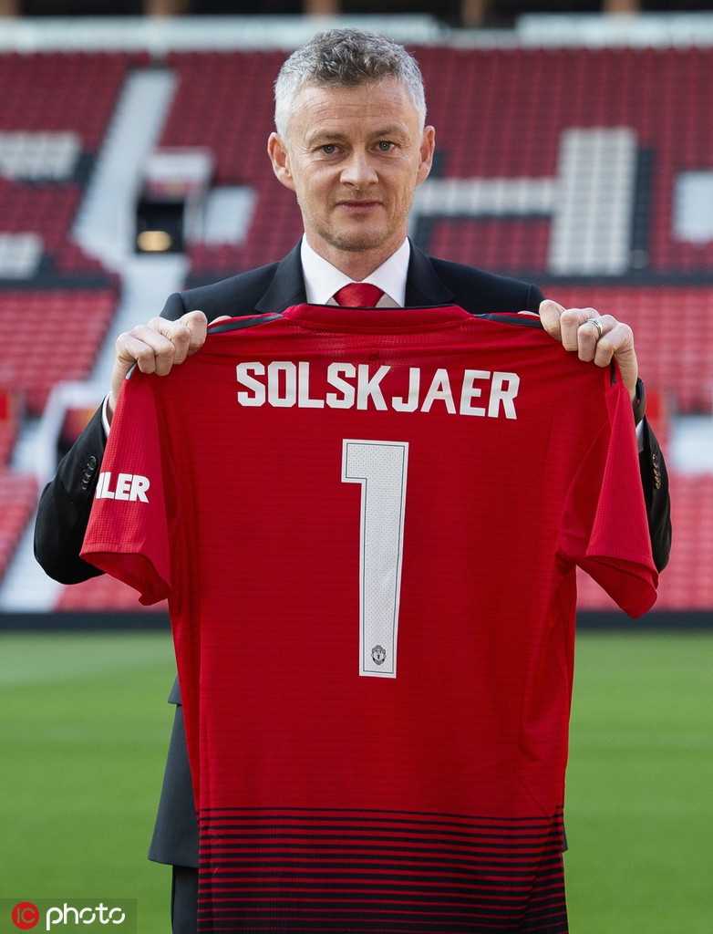 新闻发布会上，面对众多媒体镜头，索尔斯克亚从容自信，目光坚定地展望未来蓝图