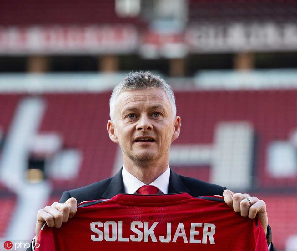 训练场上，索尔斯克亚亲自上阵指导球员，他的投入与专注感染着在场的每一位红魔弟子