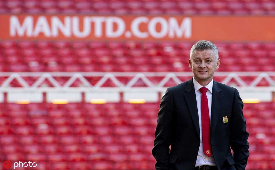 索尔斯克亚在场边激情指挥，他有力的手势仿佛正引导着场上的红魔将士发起一波又一波的攻势