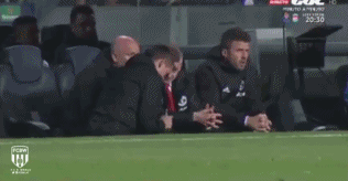 拉什福德带令上场，与皮克相撞的瞬间，一张神秘小纸条从他身上飘落。