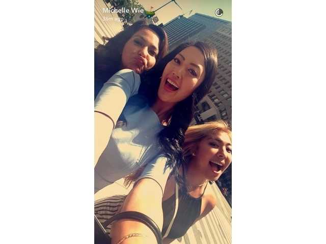 冠军团队围聚在一起，共同托起闪亮的索尔海姆杯奖杯，每一张脸上都写满了自豪与欢乐