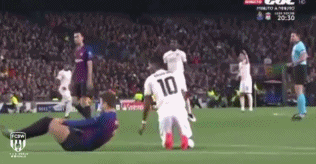 特尔施特根阅读完毕后，随手将小纸条丢弃在草皮上，似乎觉得内容不过如此。