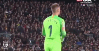 主裁判将小纸条递给场边的曼联教练组成员，教练组人员表情有些尴尬。