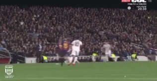 拉什福德在比赛中继续奔跑，身后是皮克，而小纸条引发的故事已成为网络热点。