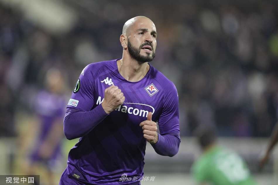 佛罗伦萨球员阿图尔·卡布拉尔激情滑跪庆祝，在弗兰基球场草皮上划出胜利的轨迹，身后是欢呼的队友。