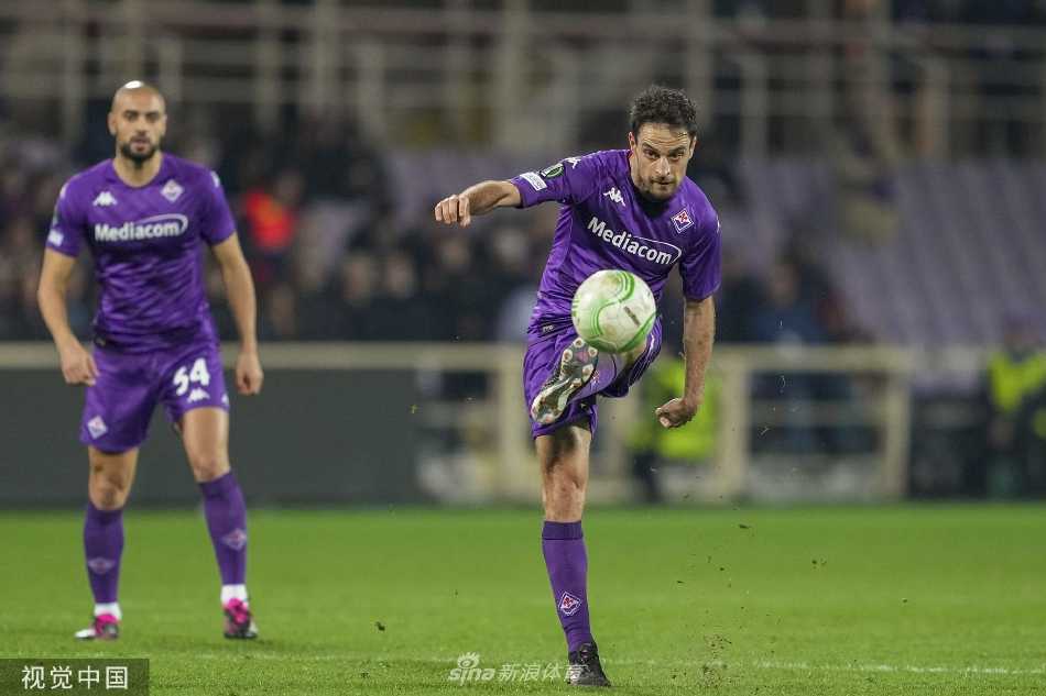 布拉加球员安德烈·卡斯特罗进球后张开双臂狂奔庆祝，脸上写满了难以置信的狂喜。