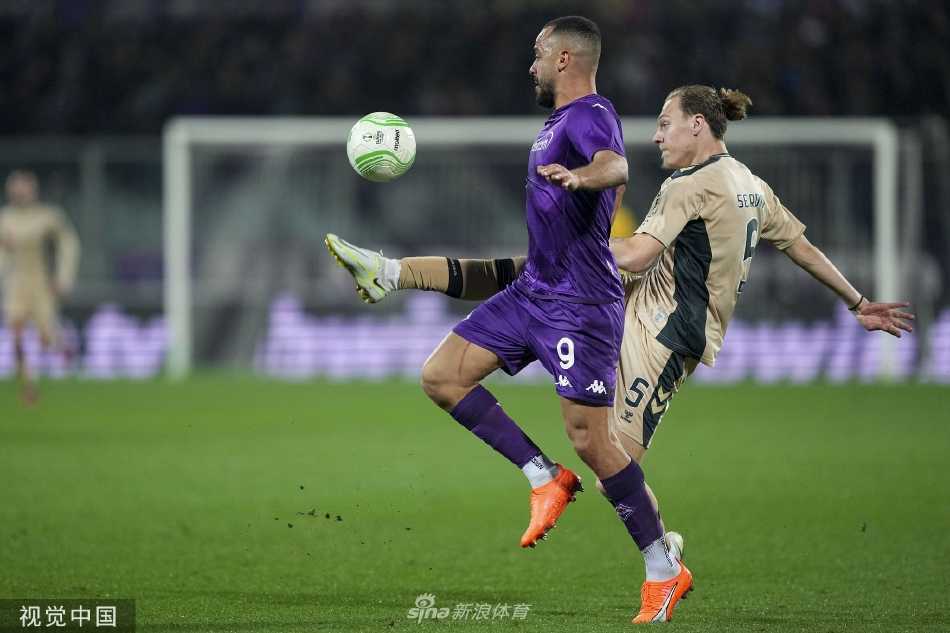 终场哨响，佛罗伦萨队员手搭肩膀并肩走向主场球迷看台，共同感谢球迷整场比赛不离不弃的支持。