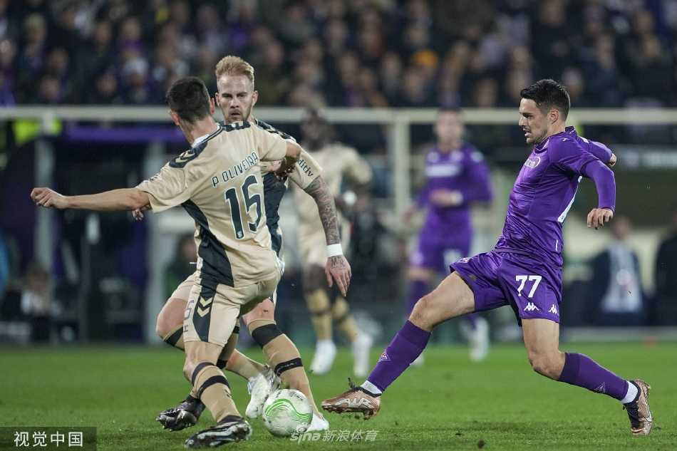 佛罗伦萨中场核心博纳文图拉在比赛中轻盈摆脱防守，眼神专注地观察前方队友的跑位。