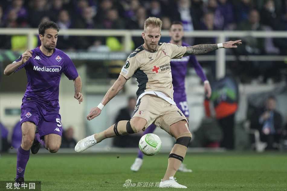 弗兰基球场看台上涌动着紫色的浪潮，无数主场球迷挥舞围巾，为球队的每一次进攻呐喊助威。