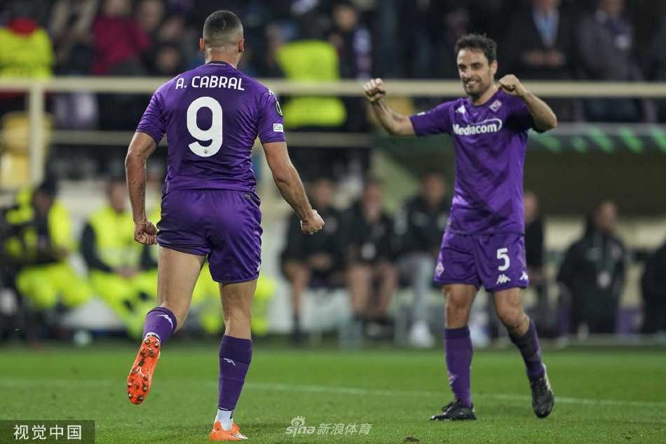 佛罗伦萨球员围拢在一起紧紧相拥庆祝进球，展现出无与伦比的团队凝聚力与胜利喜悦。