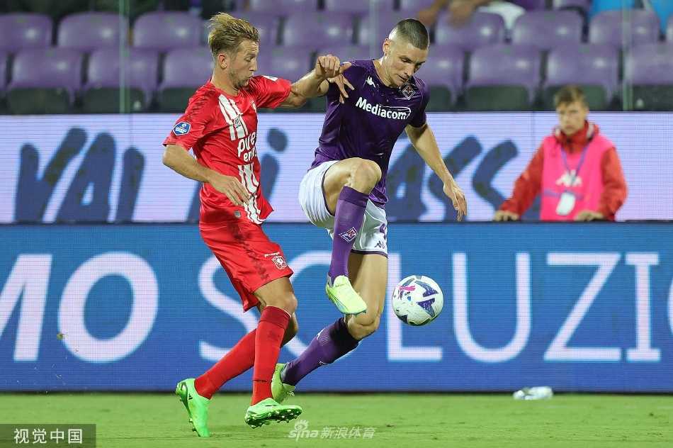 佛罗伦萨中场核心带球突破，神情专注坚毅，对方防守球员紧追不舍，肌肉线条在激烈对抗中凸显。