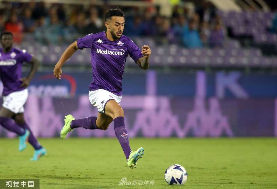 终场哨响后，佛罗伦萨球员走向主场球迷看台，鼓掌致谢，与一片浩瀚的紫色人海共同分享胜利的喜悦。