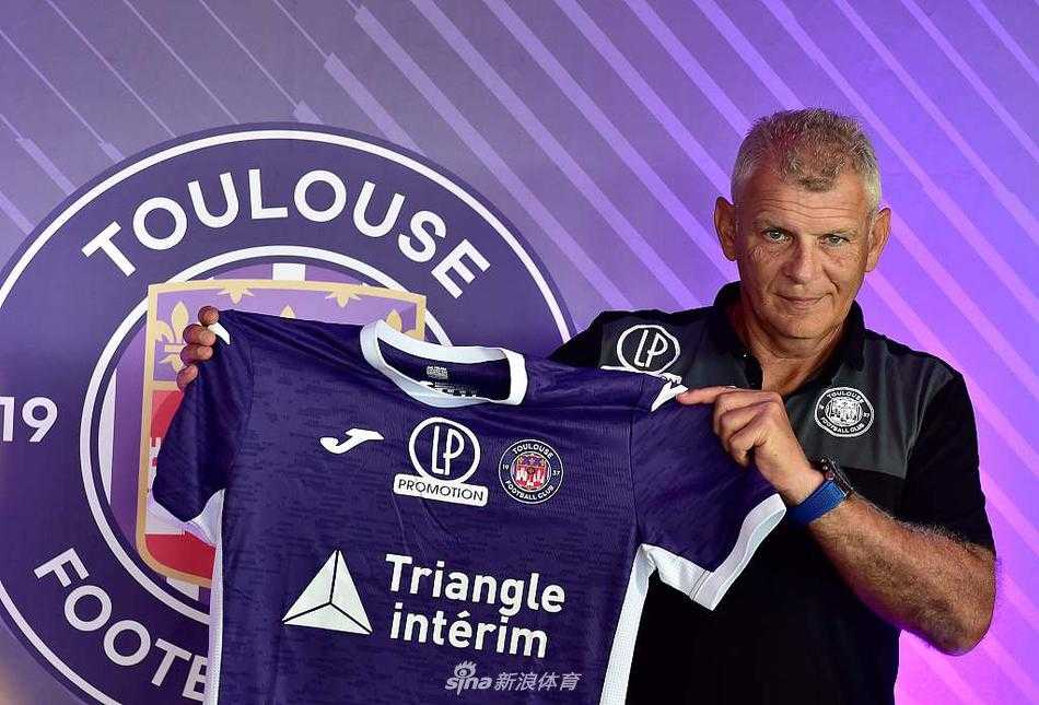 帕特里斯·加拉德在发布会台上展露坚定笑容，身后的紫杉色背景板映衬着他对于带领图卢兹重返荣耀的雄心。