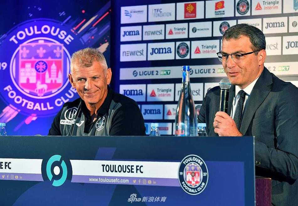 镜头聚焦在新帅帕特里斯·加拉德的面部特写上，他眉头微蹙，目光如炬，仿佛正在脑海中勾勒着新赛季紫衫军的战术蓝图。