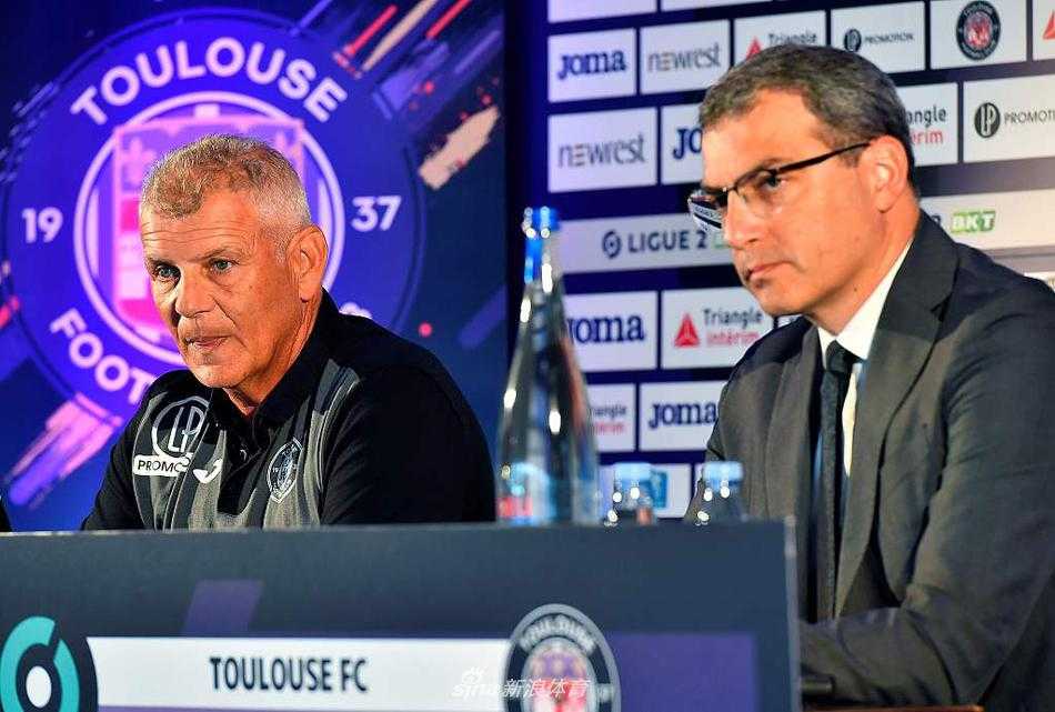 发布会现场的图卢兹俱乐部管理层围坐一桌，神情专注而严肃，共同见证帕特里斯·加拉德成为球队新航向的引领者。