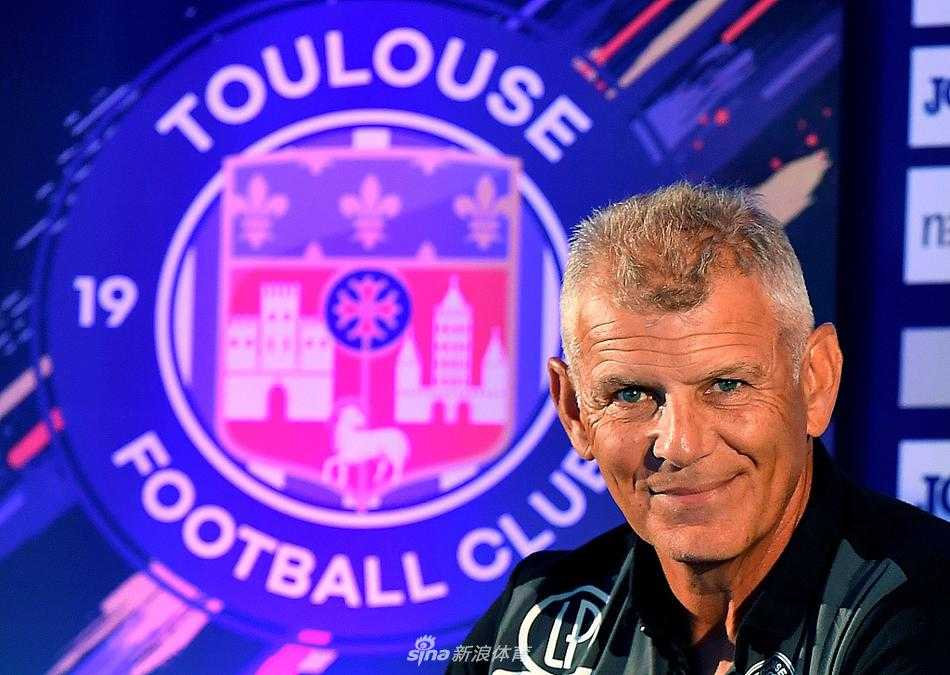 新闻发布会的尾声，帕特里斯·加拉德在背景板前留下签名，流利的字迹仿佛是他对图卢兹未来写下的庄严承诺，定格了2020年盛夏的紫衫军新篇章。