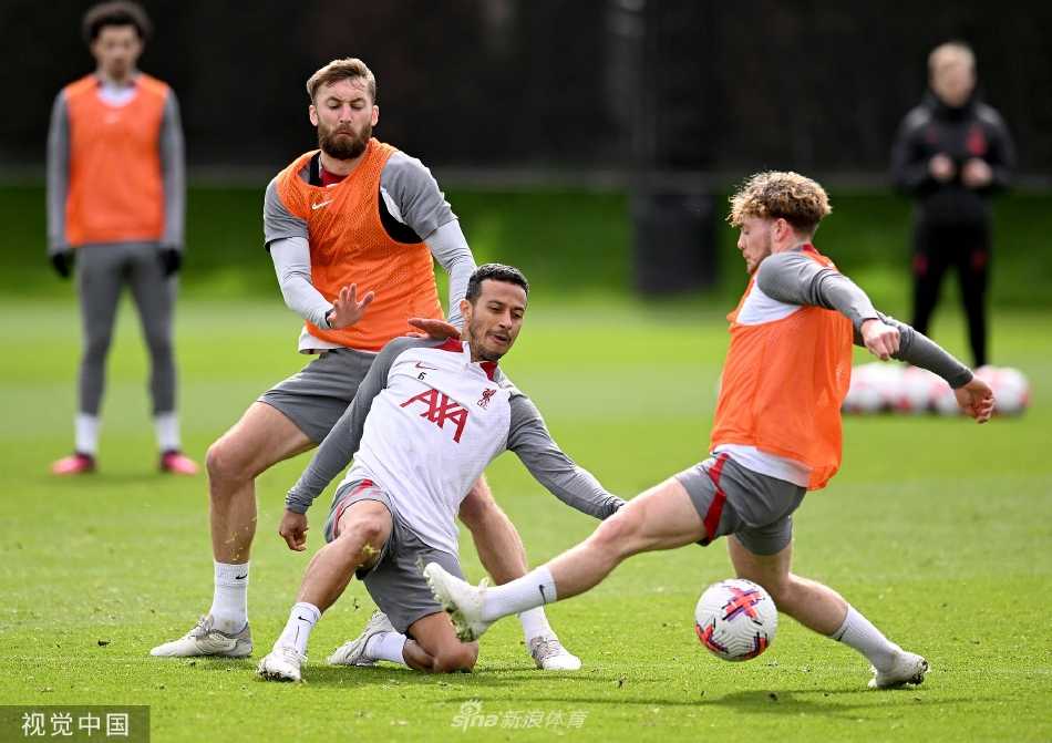 一名利物浦球员在带球快速突破，步伐灵动有力，身后是努力回追的防守队员。