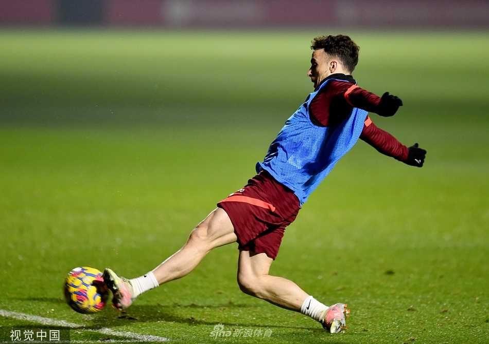 柯蒂斯·琼斯在训练中带球推进，眼神专注，展现出强烈的求战欲望。