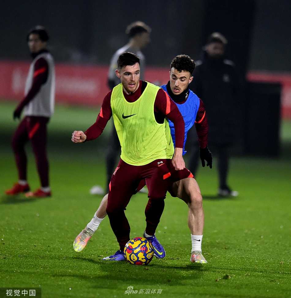 克洛普在场边指导训练，目光如炬，密切关注着每一位球员的状态。