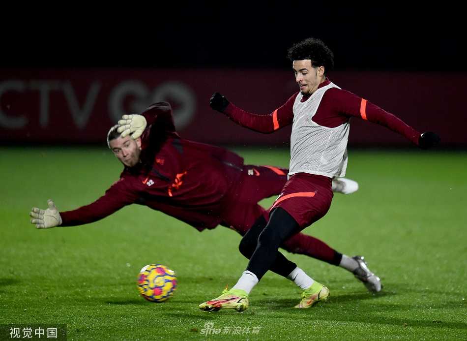 琼斯与队友进行传接球配合，训练氛围严肃而认真，为大战做最后准备。