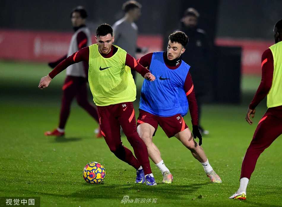 琼斯在训练中进行拉伸，表情轻松，显示出身体已摆脱伤病困扰，恢复状况良好。