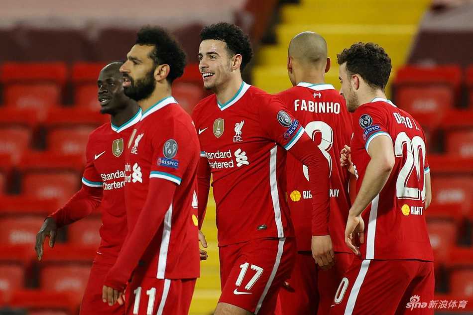 琼斯破门瞬间，张开双臂在安菲尔德球场内激情狂奔，队友紧随其后，共同庆祝这粒价值千金的进球。