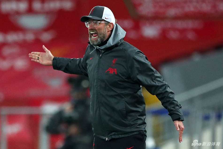 利物浦门将凯莱赫在欧冠首秀中展现惊人反应速度，单掌将对手的必进球托出横梁，眼神中充满坚定与自信。