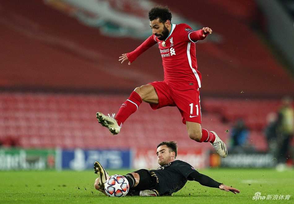 进球功臣柯蒂斯·琼斯握拳怒吼，面部因激动而略显狰狞，身后是模糊的看台，青春的激情在这一刻尽情释放。