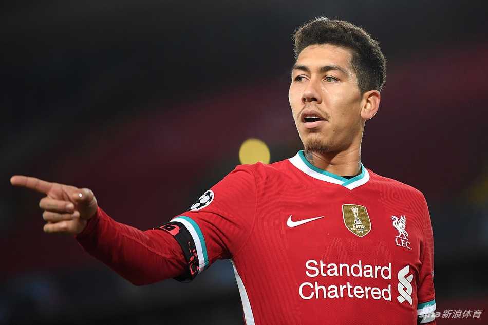 终场哨响后，克洛普面带欣慰的笑容，张开双臂拥抱爱将，用温暖的怀抱肯定弟子们在场上的拼搏与付出。